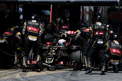 Grosjean golpea a un mecánico en los testículos
