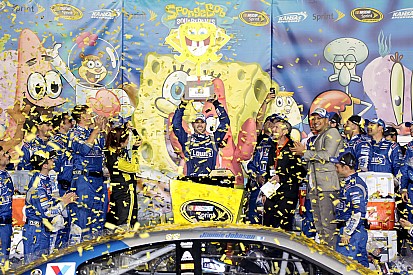Jimmie Johnson dompte les éléments au Kansas