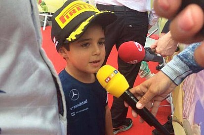 Felipinho le roba los reflectores a su padre