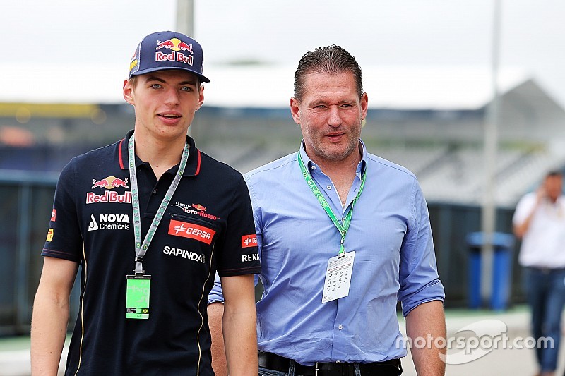 (Esquerda para direita): Max Verstappen, piloto de testes da Scuderia Toro Rosso, com seu pai Jos Ve