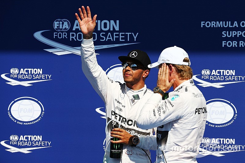 (De izquierda a derecha): Lewis Hamilton, de Mercedes AMG F1 celebra su pole position en el parque c
