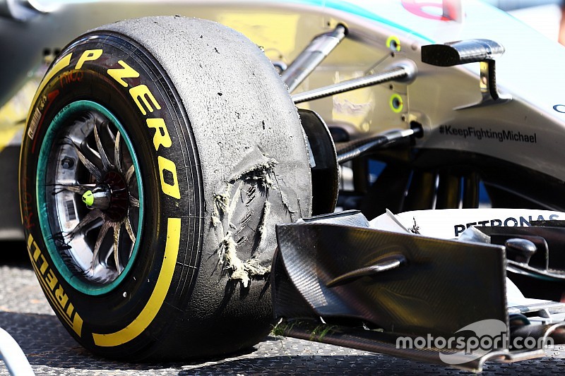Un neumático Pirelli dañado en el Mercedes AMG F1 W06 de Nico Rosberg, de Mercedes AMG F1 en la segunda sesión de entrenamientos