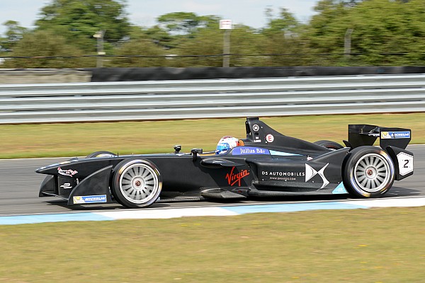 Sam Bird manda en Donington 