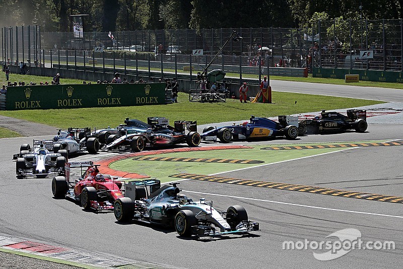 Lewis Hamilton, de Mercedes AMG F1 W06 lidera al comienzo de la carrera