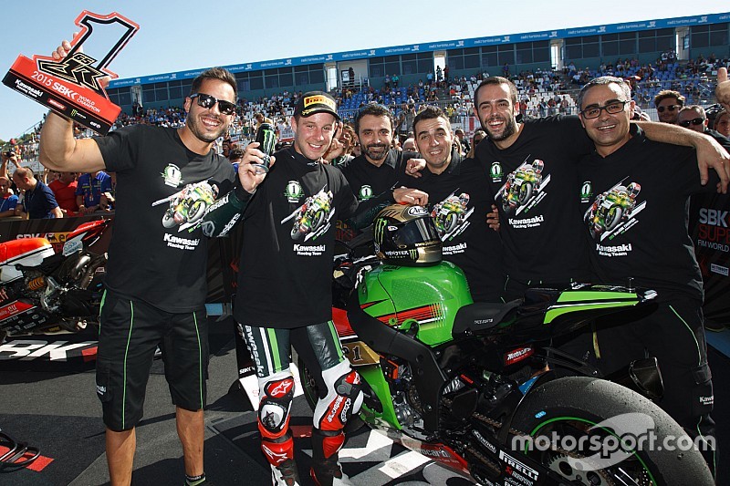 El  Campeón de Superbikes 2015 Jonathan Rea, Kawasaki, celebra su título con su equipo