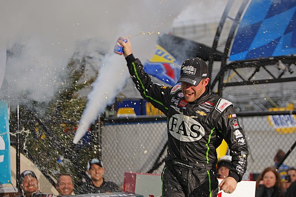 Regan Smith retiene al d&uacute;o de Gibbs para imponerse en Dover