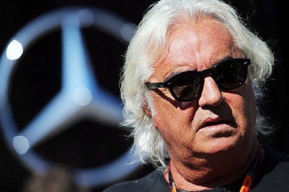 Para Briatore, los motores híbridos han desestabilizado