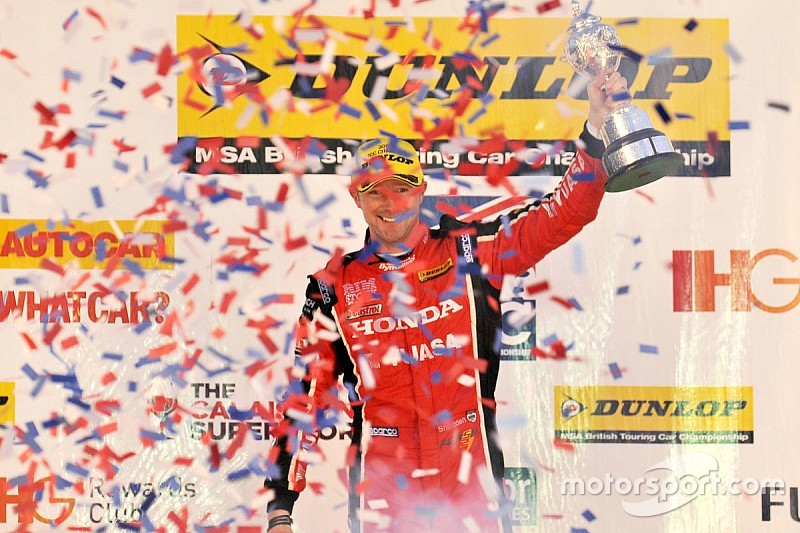 Gordon Shedden, Honda Yuasa Racing Honda Civic Type R celebrating winning the 2015 British Touring Car Championship