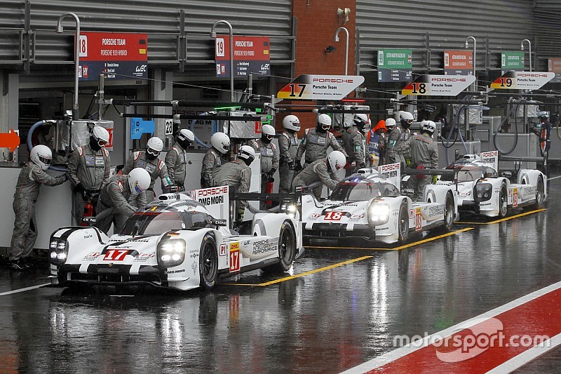 #17 Porsche Team 919 Hybrid Timo Bernhard, Mark Webber, Brendon Hartley en #18 Porsche Team 919 Hybr