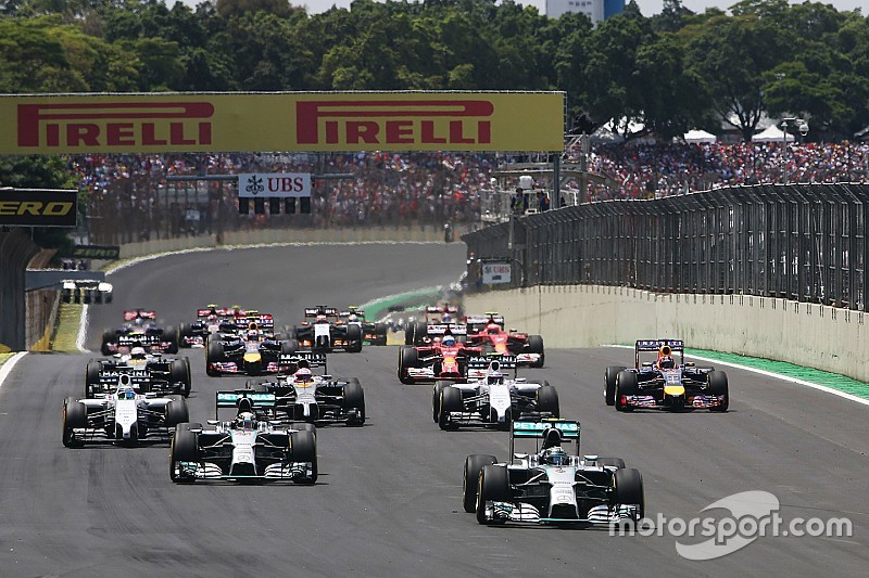 Nico Rosberg, Mercedes AMG F1 W05 lidera a  en la salida de la autorera