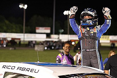 Conheça piloto de 1,32 m que estreia na NASCAR nesta semana