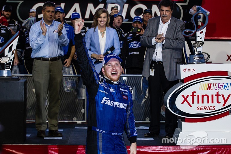 Campeonato victory lane: NASCAR XFINITY Series 2015 campe&oacute;n Chris Buescher, Roush Fenway Racing Ford