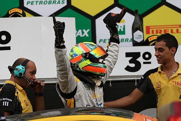 Carbone supera Barrichello e vence em Interlagos