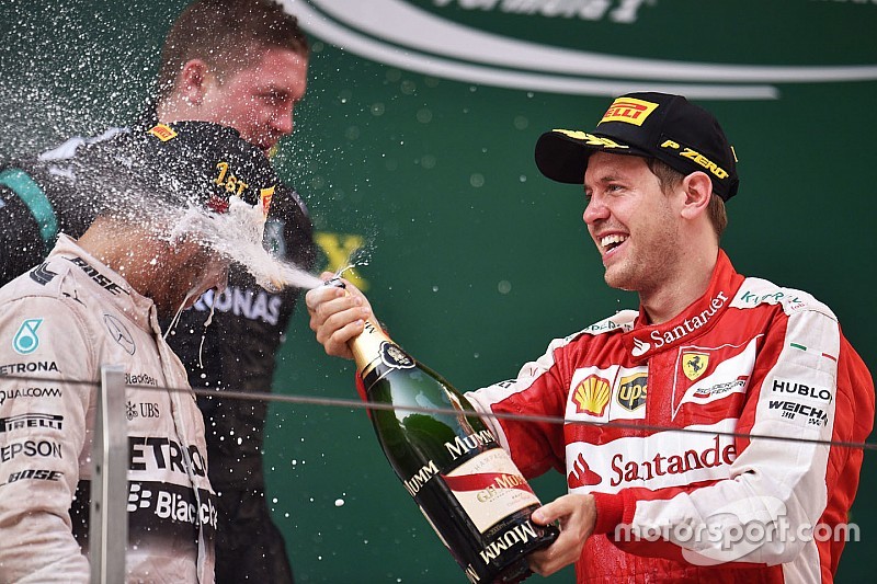 Comment est née la tradition de la douche au champagne?