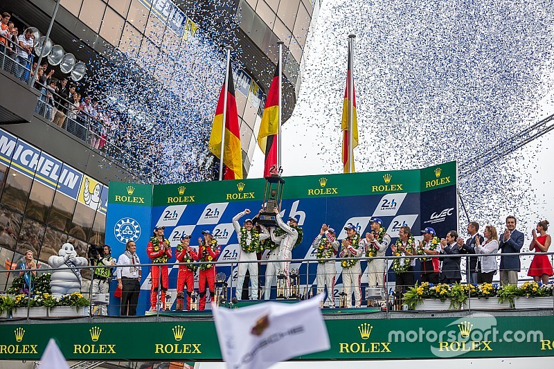 LMP1 podium: class and overall winners Porsche Team: Nico Hulkenberg, Nick Tandy, Earl Bamber, secon