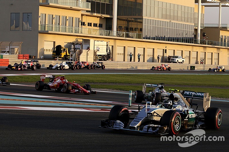 Nico Rosberg, Mercedes AMG F1 W06 leads at the start of the race