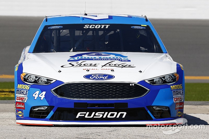 Un accidente múltiple en la práctica nocturna de NASCAR