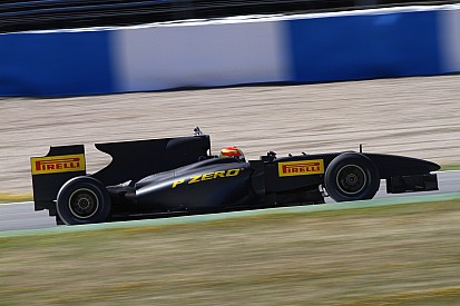 Pirelli probaría sus neumáticos de 2017 en un auto con motor V8