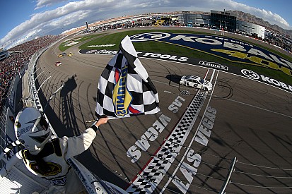 Las Vegas: Brad Keselowski bezwingt Kyle Busch und Wetterchaos