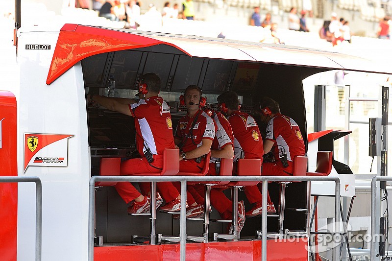 Miembros de Ferrari en el pitwall