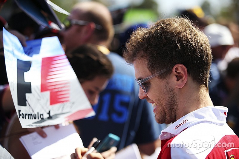 Sebastian Vettel, Ferrari firma de aut&oacute;grafos para los fans