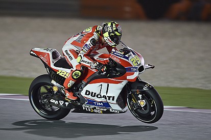 Andrea Iannone übernimmt in Katar die Spitze