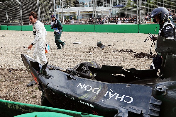 Alonso sai andando após acidente espetacular na Austrália