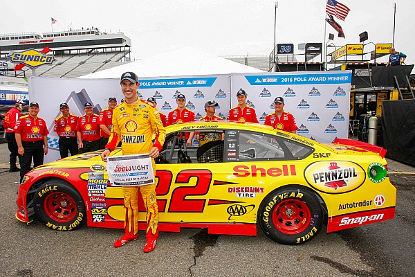 Logano vence a Kahne para una nueva pole en Martinsville