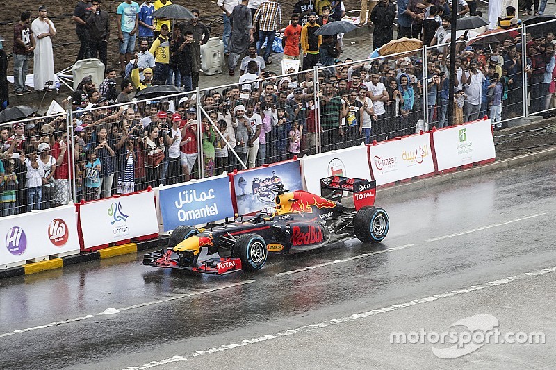 In beeld: Coulthard demonstreert Red Bull F1-wagen in Oman