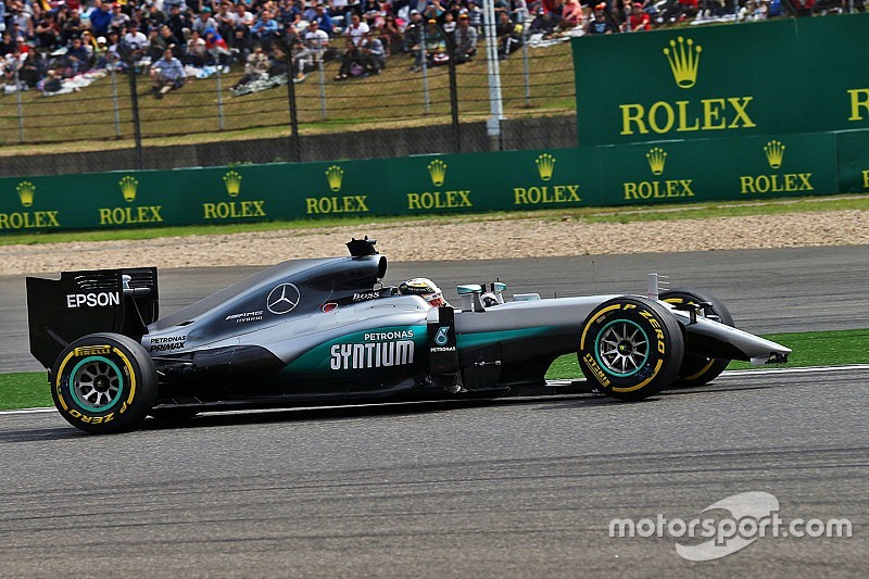 Lewis Hamilton, Mercedes AMG F1 Team W07 locks up under braking with a broken front wing