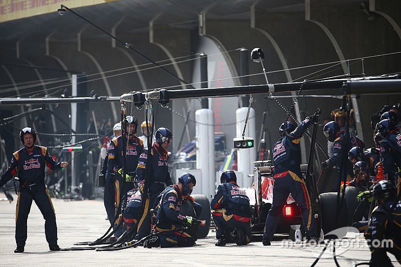 Carlos Sainz Jr., Scuderia Toro Rosso STR11 pit stop