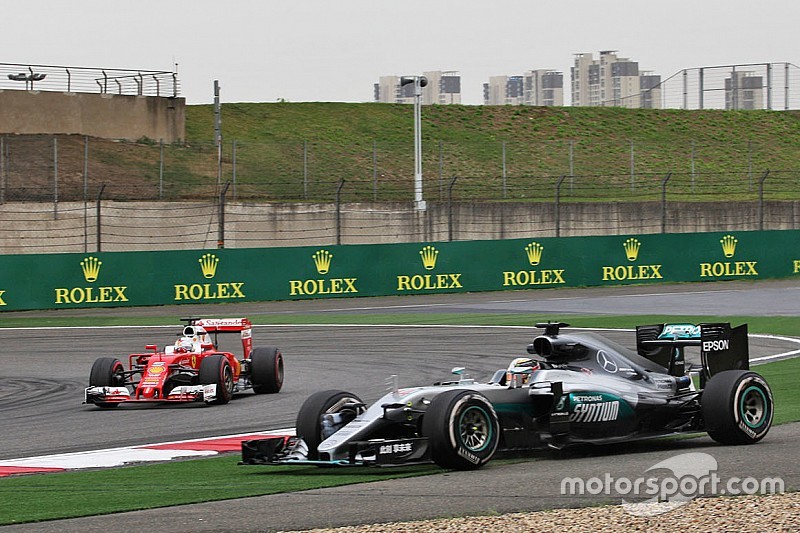 Lewis Hamilton, Mercedes AMG F1 W07 Hybrid y Sebastian Vettel, Ferrari SF16-H