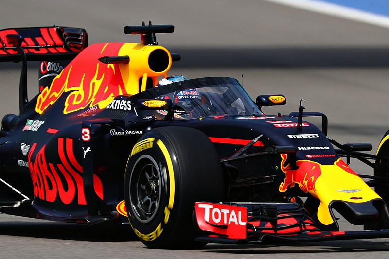 Daniel Ricciardo, Red Bull Racing RB12 con el aeroscreen