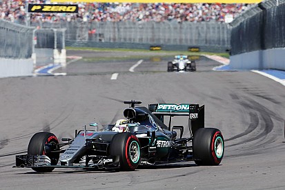 Hamilton padece de un problema de motor en la carrera