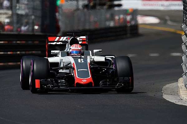 Atrapalhado por Mercedes, Grosjean reclama: "eu que me f***"