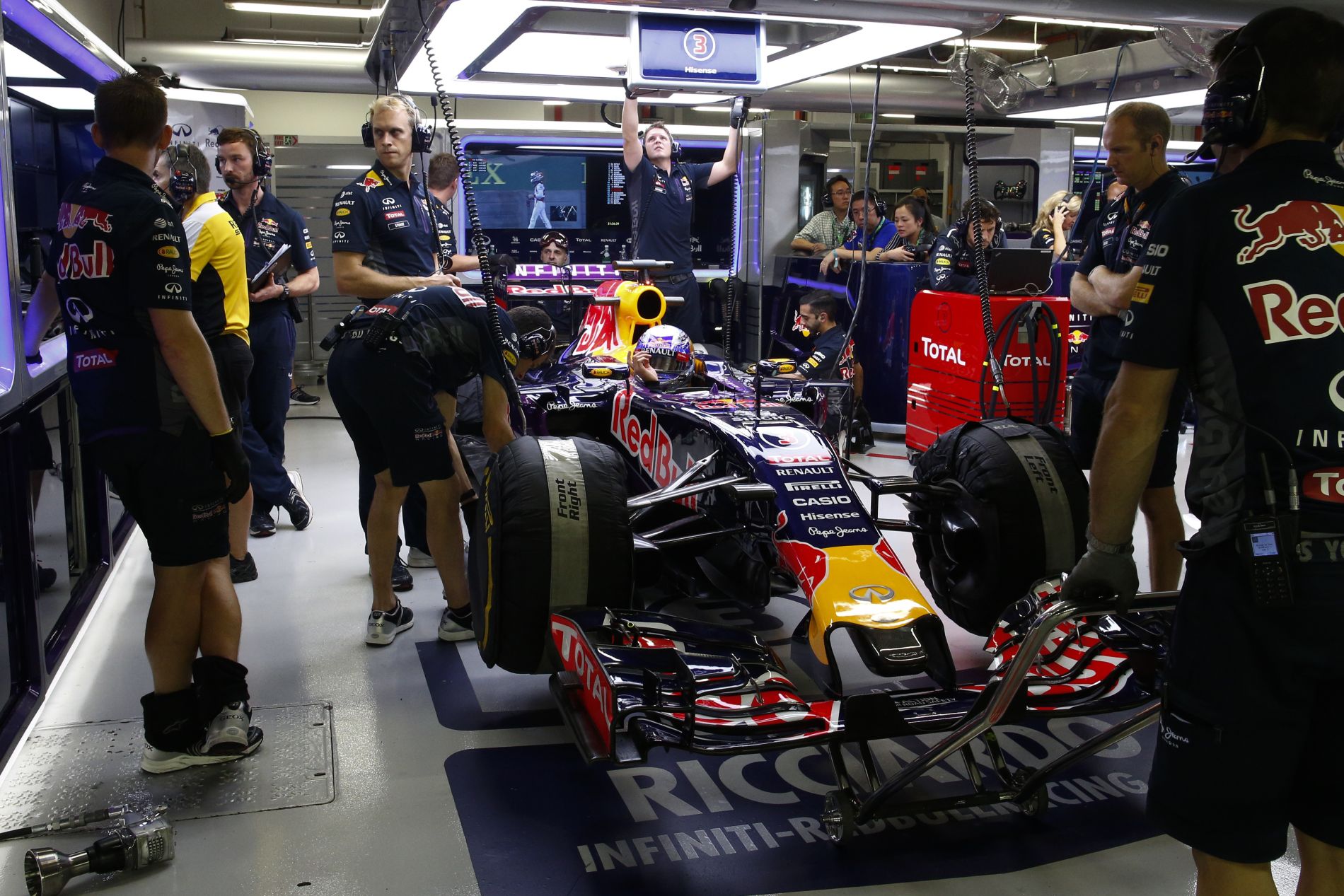 A helyzet reménytelen, de nem komoly: a Mercedes sem akarja, hogy kiszálljon a Red Bull