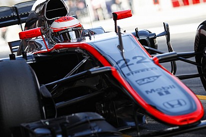 Kigurul a bokszból a McLaren-Honda: Messziről hallani, hogy az MP4-30 az