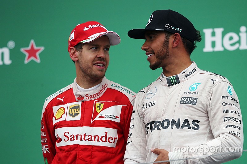 Sebastian Vettel, Ferrari con Lewis Hamilton, Mercedes AMG F1 en el podium