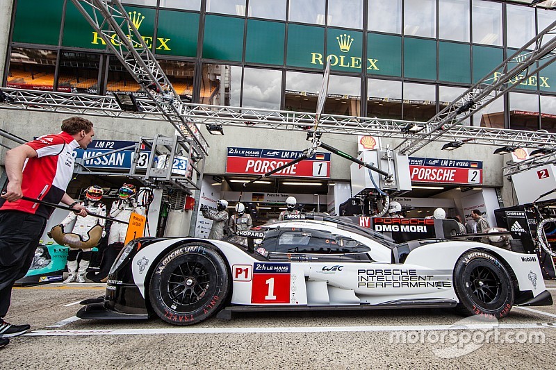Pr&aacute;ctica de pit stop para #1 Porsche Team Porsche 919 Hybrid: Timo Bernhard, Mark Webber, Brendon Ha