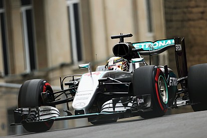 Formel 1 in Baku: Lewis Hamilton auch im zweiten Training vorne