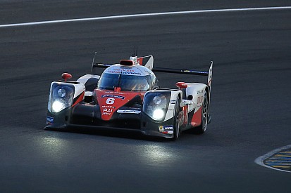 Le Mans nach 15 Stunden: Toyota vor Porsche im Morgengrauen