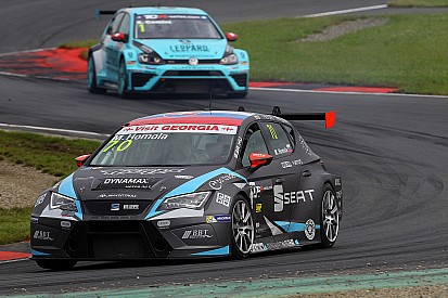 TCR in Oschersleben: Mato Homola gewinnt das spektakuläre erste Rennen