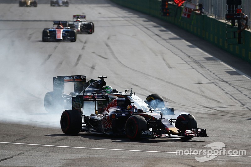 Daniil Kvyat, Scuderia Toro Rosso STR11 and Nico Hulkenberg, Sahara Force India F1 VJM09 battle for 