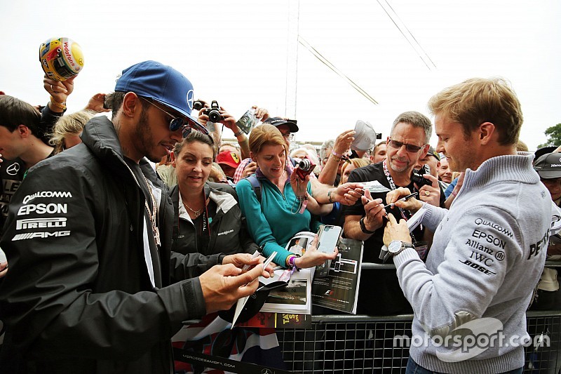 Lewis Hamilton, Mercedes AMG F1 y su compa&ntilde;ero Nico Rosberg, Mercedes AMG F1 firma aut&oacute;grafos para l