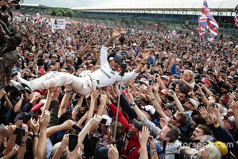 Race winner Lewis Hamilton, Mercedes AMG F1 celebrates with the fans
