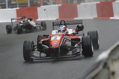 Nick Cassidy svetta dopo la pioggia nelle libere di Spa