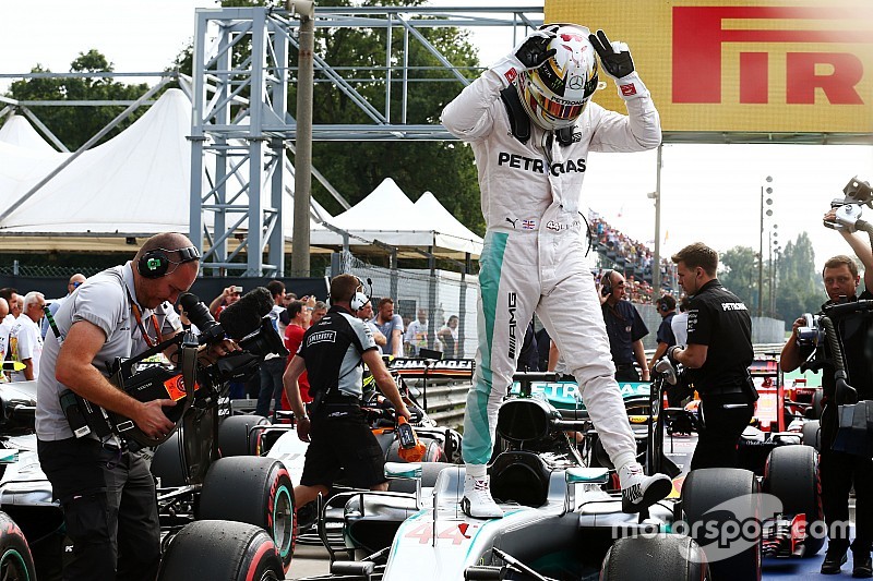 Lewis Hamilton, Mercedes AMG F1 W07 Hybrid celebra su pole position en parc ferme
