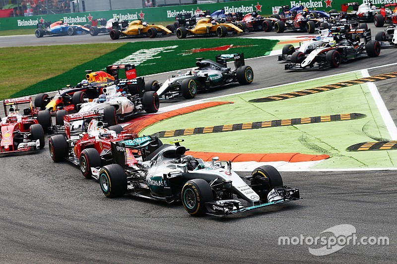 Nico Rosberg, Mercedes AMG F1 W07 Hybrid leads at the start of the race