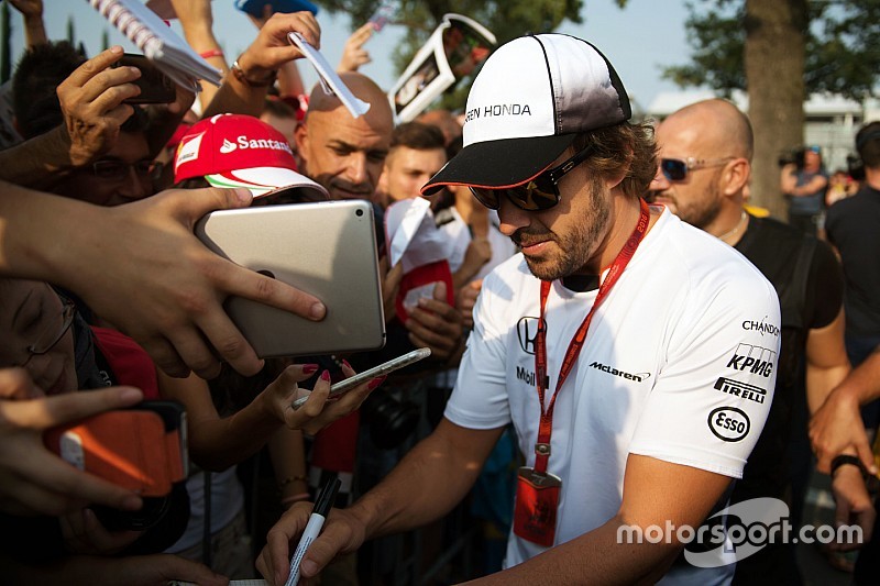 Fernando Alonso, McLaren firma de aut&oacute;grafos para los fans