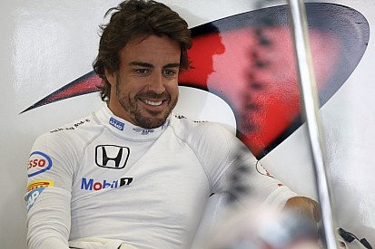 Alonso és egy szürreális kép a McLarennel